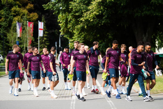 Englands spelare går från hotellet till arenan