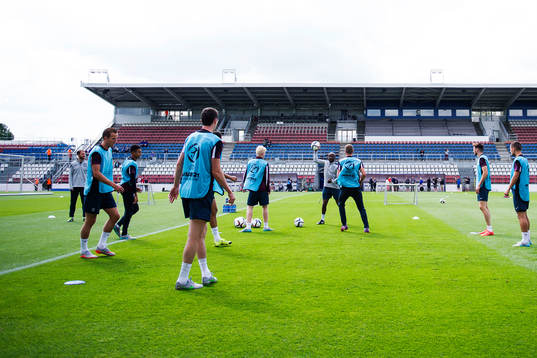Englands spelare värmer upp på Andruv Stadion