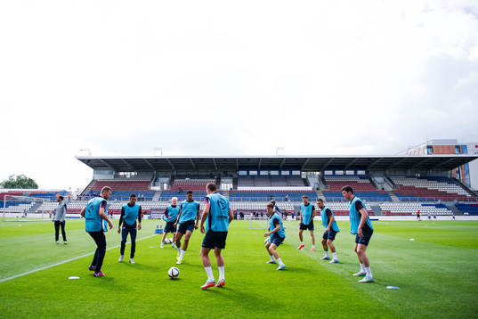 Englands spelare värmer upp på Andruv Stadion