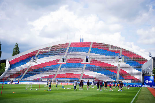 Englands spelare värmer upp på Andruv Stadion
