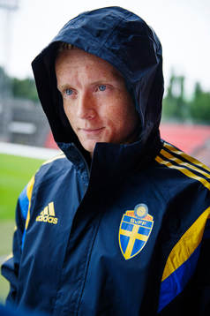 Sveriges Sam Larsson pratar med media
