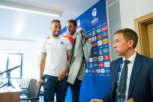 Englands Nathan Redmond och förbundskapten Gareth Southgate