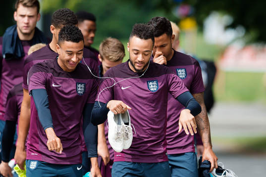 Englands Nathan Redmond (th) dansar på väg till arenan