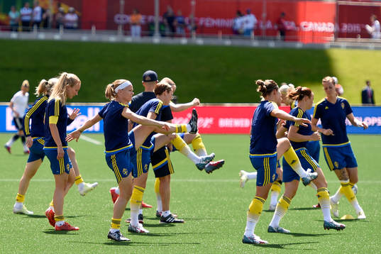 Sveriges spelare värmer upp före åttondelsfinalen i VM