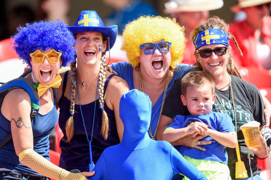 Glada svenska supportrar före åttondelsfinalen i VM