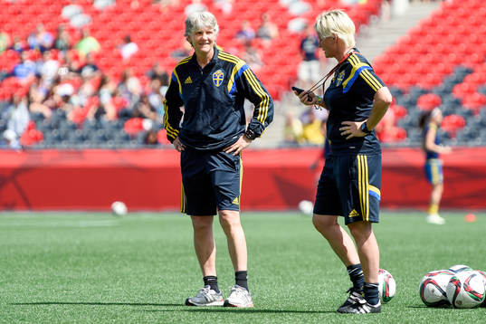 Sveriges  förbundskapten Pia Sundhage och assisterande