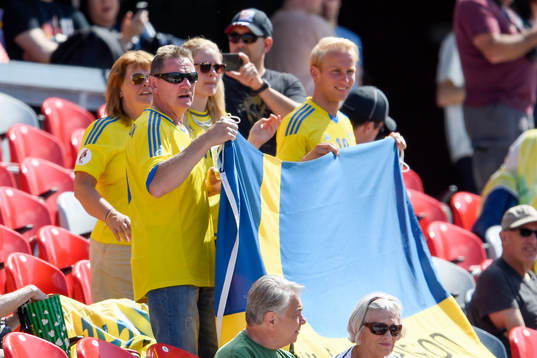 Svenska supportrar på läktaren före åttondelsfinalen i