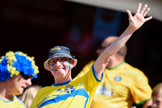 En svensk supporter före åttondelsfinalen i VM mellan