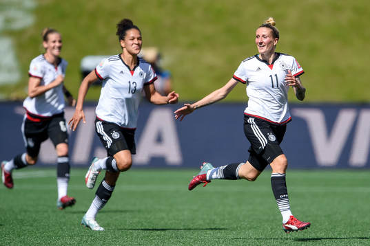 Tysklands Celia Sasic och Anja Mittag jublar