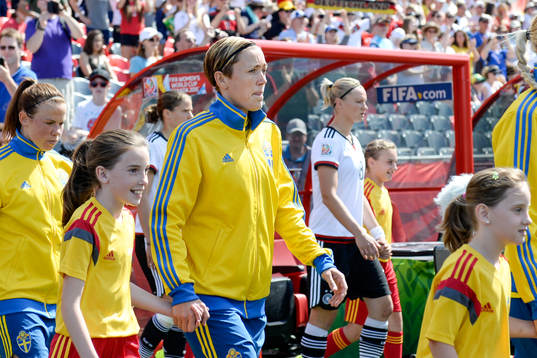 Sveriges Therese Sjögran går in på planen före