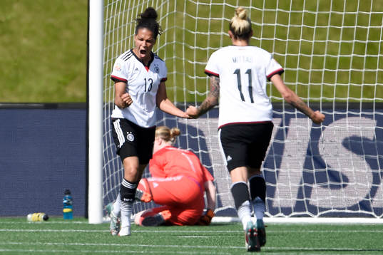 Tysklands Celia Sasic jublar