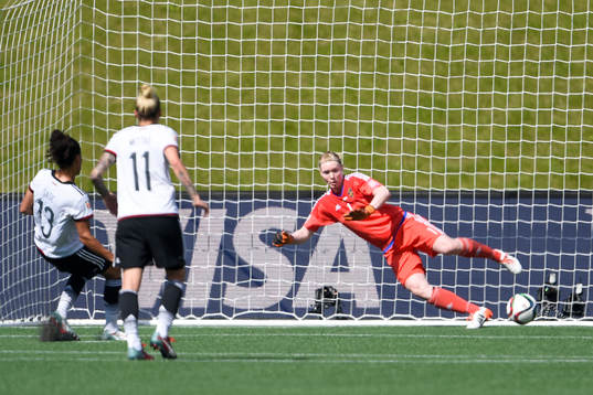 Tysklands Celia Sasic gör 2-0 på straff bakom Sveriges