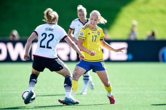 Tysklands Tabea Kemme  och Sveriges Caroline Seger i en