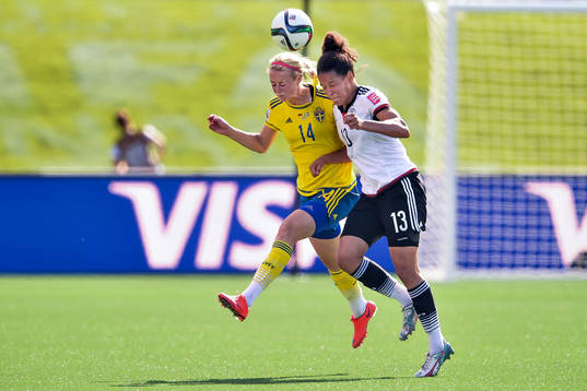 Sveriges Amanda Ilestedt och Tysklands Celia Sasic i en