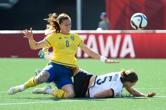Sveriges Lotta Schelin  i en närkamp med Tysklands Annike