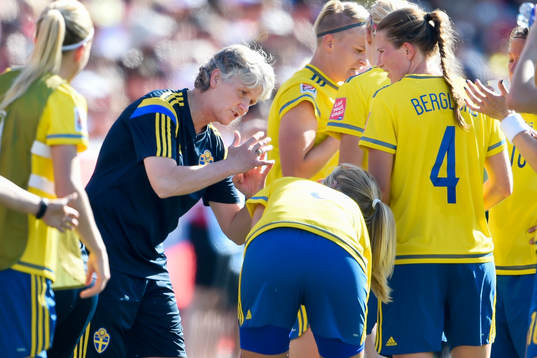 Sveriges förbundskapten Pia Sundhage pratar taktik med