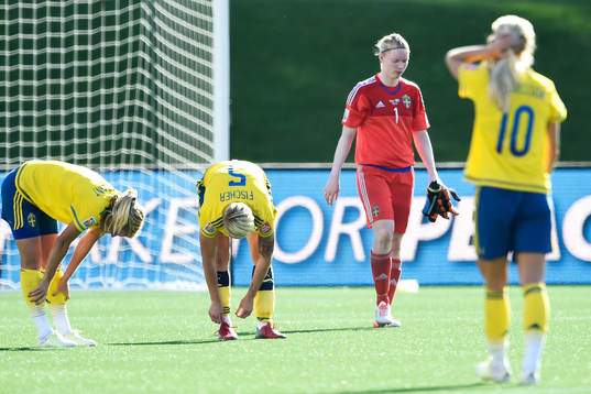 Sveriges målvakt Hedvig Lindahl deppar med lagkamraterna