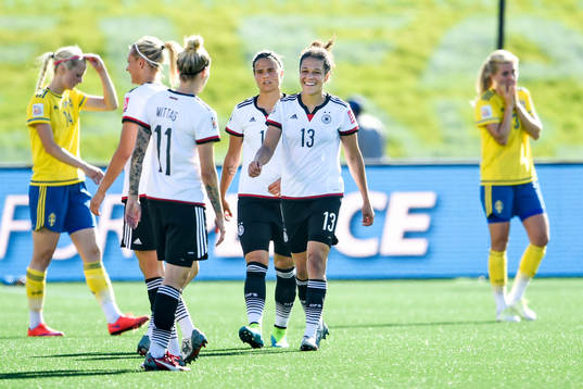 Tysklands Celia Sasic jublar