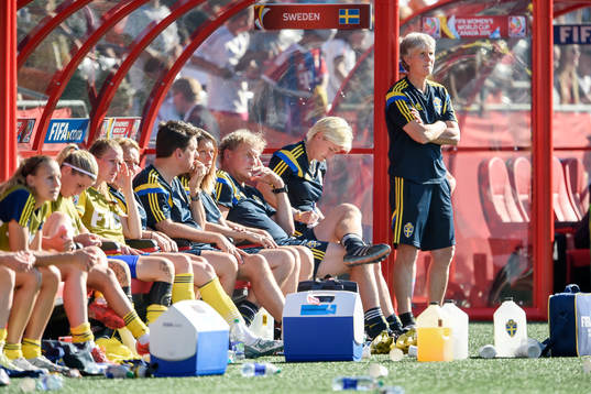 Sveriges förbundskapten Pia Sundhage deppar på bänken