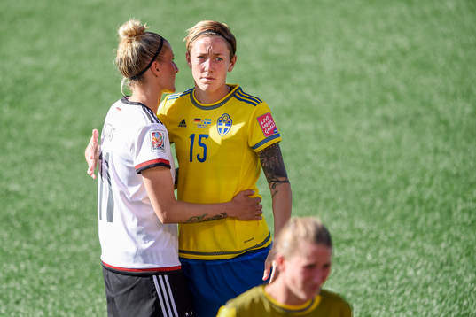 Tysklands Anja Mittag omfanar Sveriges Therese Sjögran