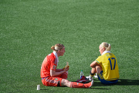 Sveriges målvakt Hedvig Lindahl och Caroline Seger deppar