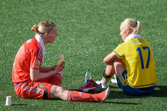 Sveriges målvakt Hedvig Lindahl och Caroline Seger deppar