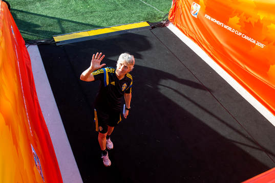 Sveriges förbundskapten Pia Sundhage lämnar planen
