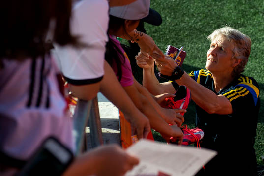 Sveriges förbundskapten Pia Sundhage skriver autografer