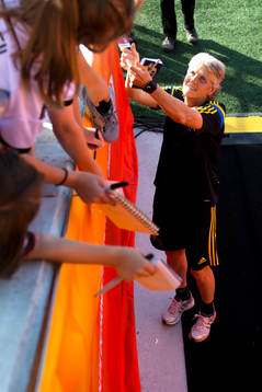 Sveriges förbundskapten Pia Sundhage skriver autografer
