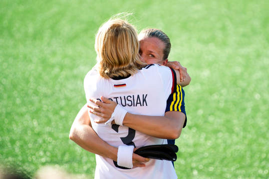 Sveriges Sara Thunebro kramar om Tysklands Saskia Bartusiak