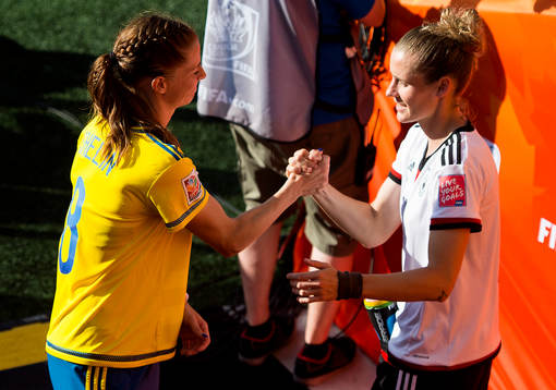 Sveriges Lotta Schelin tar i hand med Tysklands Simone