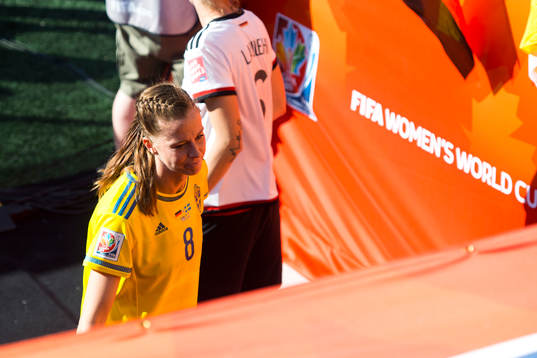 Sveriges Lotta Schelin lämnar planen