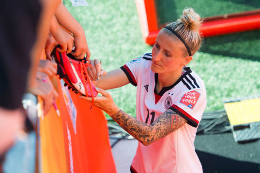 Tysklands Anja Mittag skriver autografer
