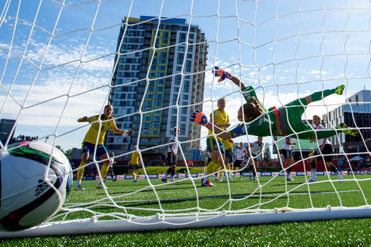 Sveriges Linda Sembrant nickar in bollen till 3-1 bakom