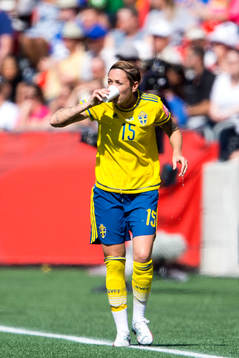 Sveriges Therese Sjögran dricker