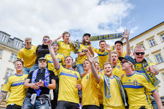Svenska supportrar laddar upp före fotbollsmatchen i