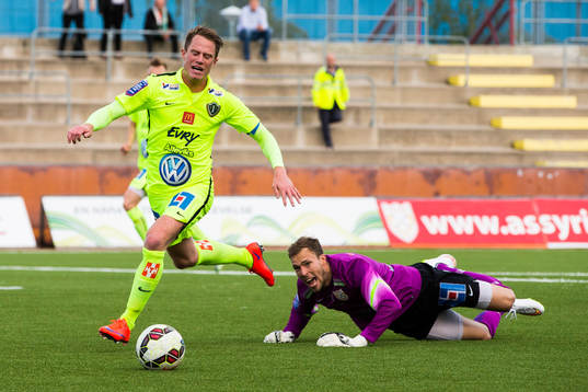 Jönköpings Tommy Thelin tar sig förbi Assyriskas