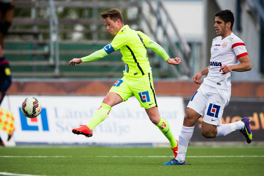 Jönköpings Tommy Thelin  gör 2-0 på skott när