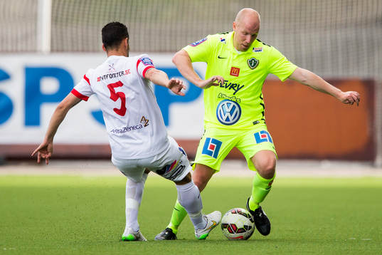 Assyriskas David Durmaz i kamp om bollen med Jönköpings
