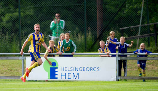 Eskilsminnes Emil Åberg gör 1-0 och jublar i första