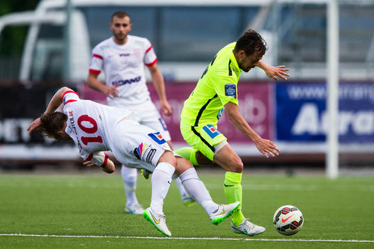 Assyriskas Christoffer Brandeborn går omkull i en närkamp