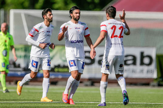 Assyriskas Alexander Nilsson, i mitten, jublar