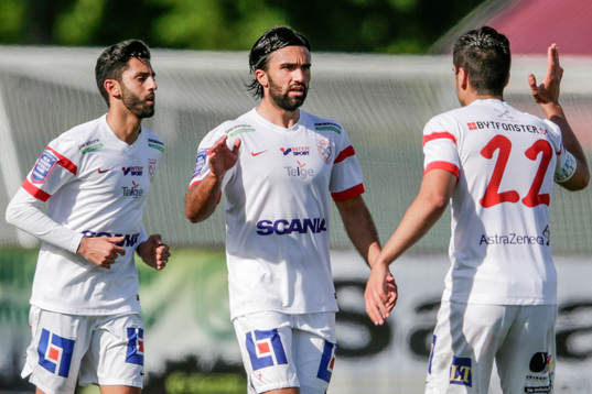 Assyriskas Alexander Nilsson, i mitten, jublar