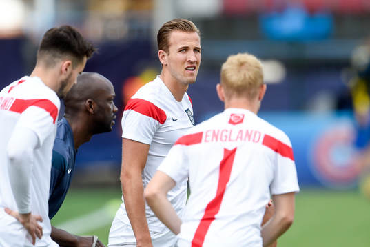Englands Harry Kane värmer upp före fotbollsmatchen i