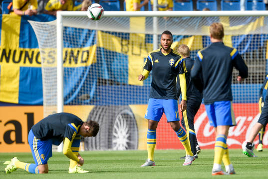 Sveriges Isaac Kiese Thelin värmer upp före