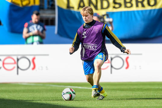 Sveriges Simon Tibbling värmer upp före fotbollsmatchen i