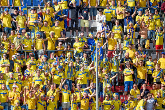Svenska supportrar värmer upp