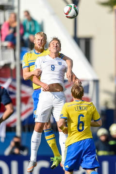 Sveriges Filip Helander och Englands James Ward-Prowse  i