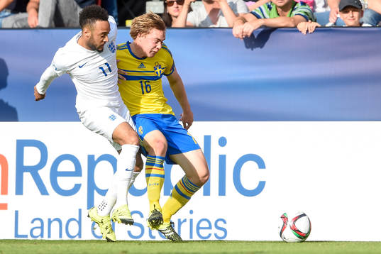 Englands Nathan Redmond och Sveriges Simon Tibbling