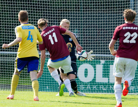 Eskilsminnes målvakt Måns Lagmark snor åt sig bollen